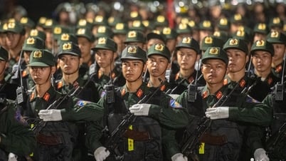 Mãn nhãn màn diễu hành phô trương sức mạnh của công an Hà Nội