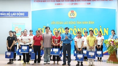 Liên đoàn Lao động tỉnh tổ chức Chương trình “Bữa cơm Công đoàn” và trao quà cho người lao động