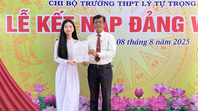 5 học sinh Trường THPT Lý Tự Trọng được kết nạp Đảng