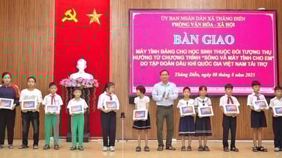 Tập đoàn Dầu khí quốc gia Việt Nam trao tặng 101 máy tính bảng cho học sinh x ã Thăng Điền và Thăng An