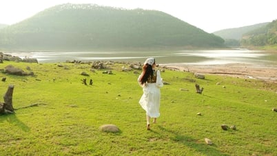 Điểm đến cách Hà Nội 80km có thác nước mát lạnh, bãi cỏ rộng mênh mông