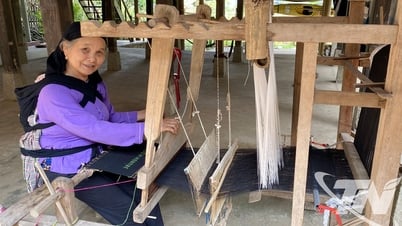 Tiếng khung cửi vang trong lòng bản cũ