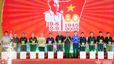 Thượng tướng Lê Quang Minh dự chương trình “Phất cao cờ hồng Tháng Tám” tại Trung đoàn 148
