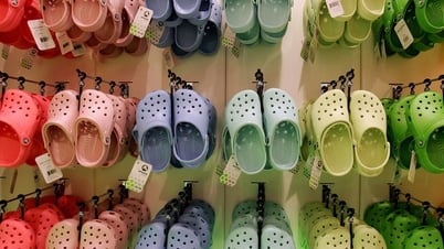Cổ phiếu Crocs lao dốc gần 30% vì thuế quan và xu hướng “giày xấu” thoái trào