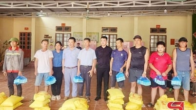 Tặng quà hỗ trợ các gia đình bị thiệt hại do mưa lũ tại xã Mường Lầm