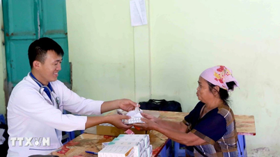 Khám, phát thuốc cho nhân dân vùng bị mưa lũ, ngập lụt tại Sơn La