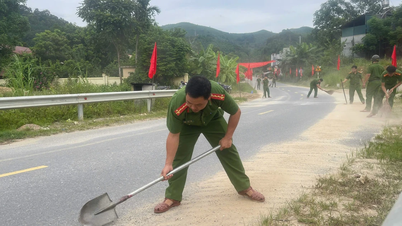 Công an xã Cốc Lầu dọn đất, đá trên Tỉnh lộ 160 nhằm đảm bảo an toàn giao thông