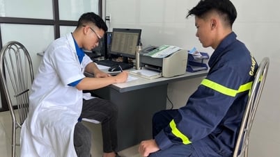 Khám, cấp phát thuốc hỗ trợ nhân dân vùng ngập lụt