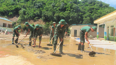 Bộ đội đội nắng, dầm bùn giúp trường học vùng lũ “hồi sinh”