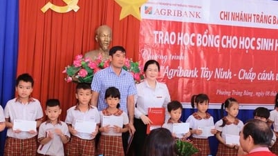 Trao học bổng cho học sinh hiếu học tại phường Trảng Bàng