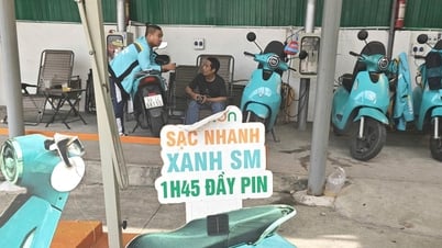 Nở rộ 'trạm sạc bình dân' xe máy điện