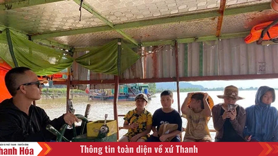 Chòng chành những chuyến đò ngang mùa lũ