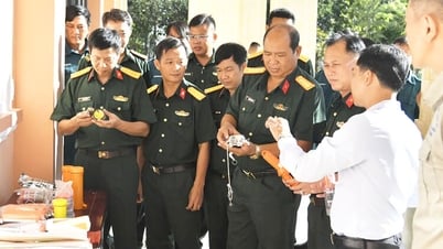 Tập huấn cứu sinh trên tàu Hải đội Dân quân thường trực tỉnh An Giang