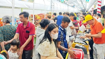 Siêu thị Tứ Sơn tổ chức 2 phiên chợ hàng Việt về nông thôn 
tại xã Châu Phú và phường Tân Châu