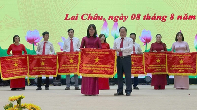 Honoring many collectives and individuals in Lai Chau education sector for the period 2020-2025