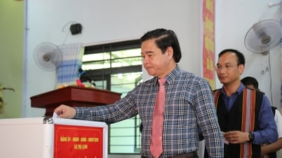 Cán bộ và người dân Trà Leng ủng hộ khắc phục hậu quả thiên tai tại Nghệ An