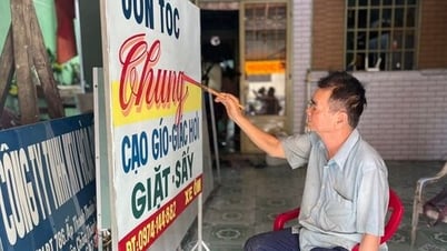 Miệt mài với nghề vẽ bảng quảng cáo
