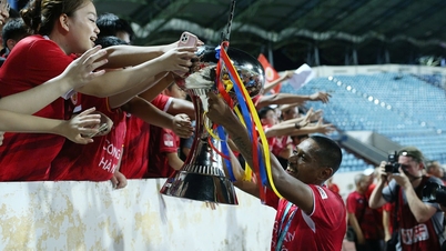 ຊ່ວງເວລາທີ່ CAHN FC ໄດ້ຍົກແຊ້ມ National Super Cup: ຄູຝຶກ Polking ເວົ້າກ່ຽວກັບການປ່ຽນເສື້ອສີບົວເປັນ... ສີດຳ!