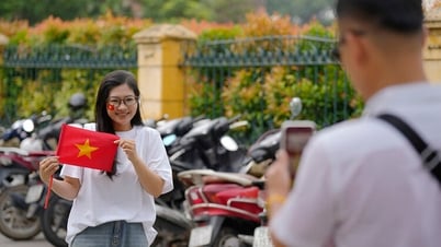 Chật kín người dưới mưa chờ đợi diễu binh, diễu hành