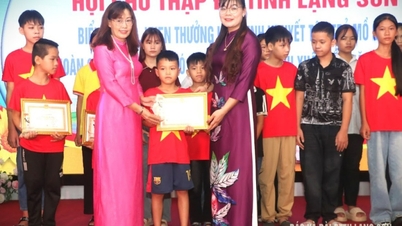 The Provincial Red Cross Society organized a ceremony to honor and reward more than 60 disabled students, orphans, and children in difficult circumstances.