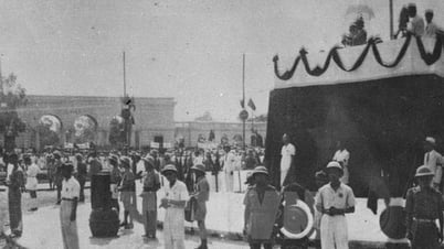 1945 年 9 月 2 日、演壇上でホー・チミン主席を直接守ったのは誰ですか?