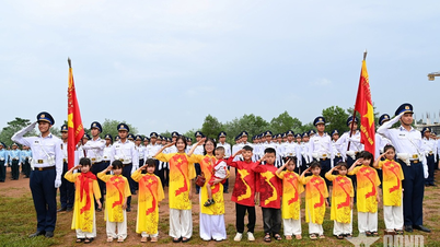 Nhân dân cổ vũ, động viên các lực lượng diễu binh, diễu hành của Quân khu 2 trước khi cơ động thực hiện nhiệm vụ