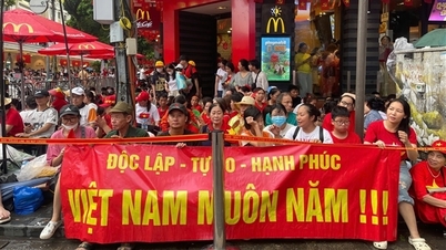 "Menantang matahari dan hujan" untuk menyaksikan parade pada tanggal 2 September