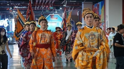 Mata uang pertama Vietnam, kostum kuno Dinasti Dinh menarik perhatian di Pameran Prestasi Nasional