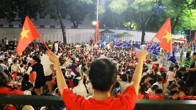 लोग A80 परेड देखने के लिए पूरी रात जागते रहते हैं
