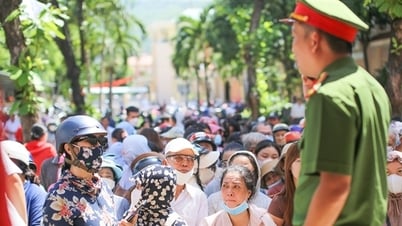 Pessoas animadas para receber presentes do Dia Nacional em 2 de setembro