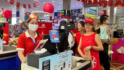 Supermarket Co.opmart Quy Nhon menjual barang diskon untuk melayani anggota serikat pekerja