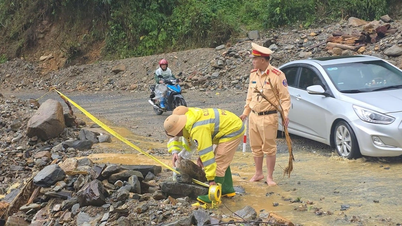 Lao Cai traffic police set up "living markers" and rolled up rocks to clear the way for people.