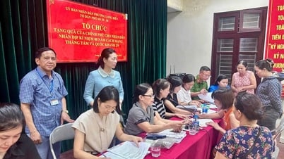 Kelurahan Long Bien meluncurkan pemberian hadiah pada kesempatan Hari Nasional 2 September