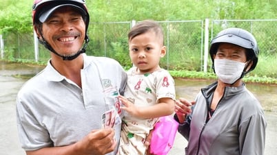 Orang-orang senang menerima hadiah Hari Kemerdekaan