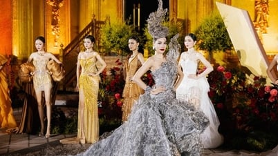 ベトナム・ビューティー・ファッション・フェスティバルのステージで20kgのドレスを着用したレ・ホアン・フォンさん