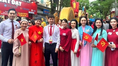 人民芸術家トゥ・クエは、A80でデザイナーのビック・リエンがデザインしたアオザイを着て輝いている。