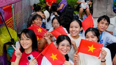 Người dân trải bạt, che ô, ngồi giữa mưa ở Hà Nội, chờ xem diễu binh, diễu hành mừng Đại lễ 2/9
