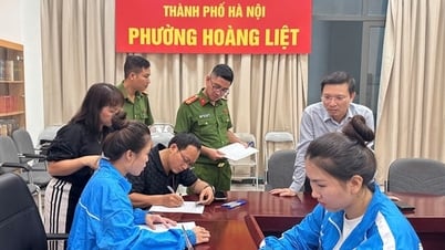 Tuổi trẻ Thủ đô hỗ trợ người dân nhận quà Tết Độc lập