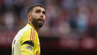 Arsenals målvakt skyller på bollen efter förlusten mot Liverpool.
