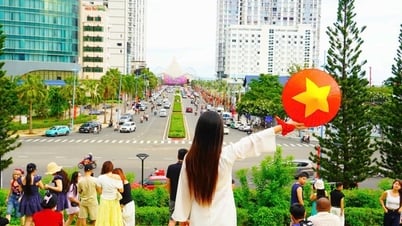 Turistas fazem check-in com entusiasmo na Praça Tam Thang, bairro de Vung Tau