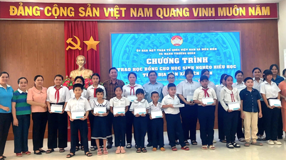 Das Komitee der Vietnamesischen Vaterländischen Front der Gemeinde Dien Dien vergab 20 Stipendien an Studenten