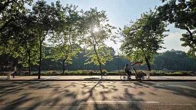 हनोई में अचानक बारिश, धूप खिली, तापमान 33 डिग्री
