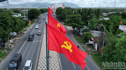 [Foto] Kota Ho Chi Minh dipenuhi dengan bendera dan bunga pada malam Hari Nasional 2 September