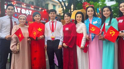 Suara nyanyian My Tam bergema di Alun-alun Ba Dinh, MONO, Trang Phap memimpin