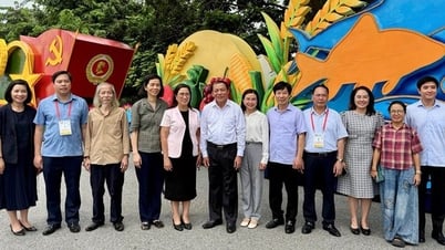 Menteri Nguyen Van Hung memeriksa persiapan mobil model untuk parade perayaan Hari Nasional ke-80.