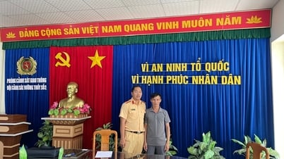 Kịp thời cứu người nhảy sông Văn Úc trong đêm