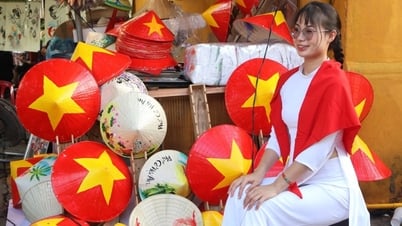 นักท่องเที่ยวที่มาเยือนเมืองโบราณฮอยอันในวันที่ 2 กันยายน ไม่หนาแน่นเท่าที่คาดไว้