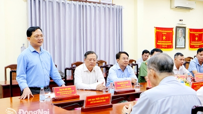 Treffen mit der katholischen Delegation aus Dong Nai, die am Nationalen Katholischen Emulationskongress teilnimmt