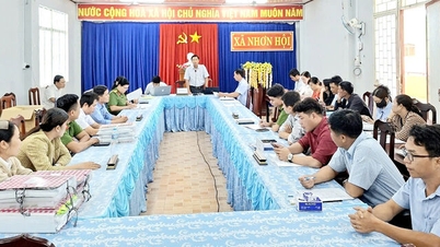 Le Département provincial de l'Intérieur d'An Giang supervise la mise à jour des informations des travailleurs dans 5 communes
