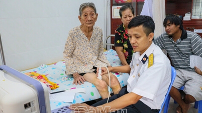 Khám bệnh, cấp thuốc miễn phí cho Nhân dân xã Năm Căn